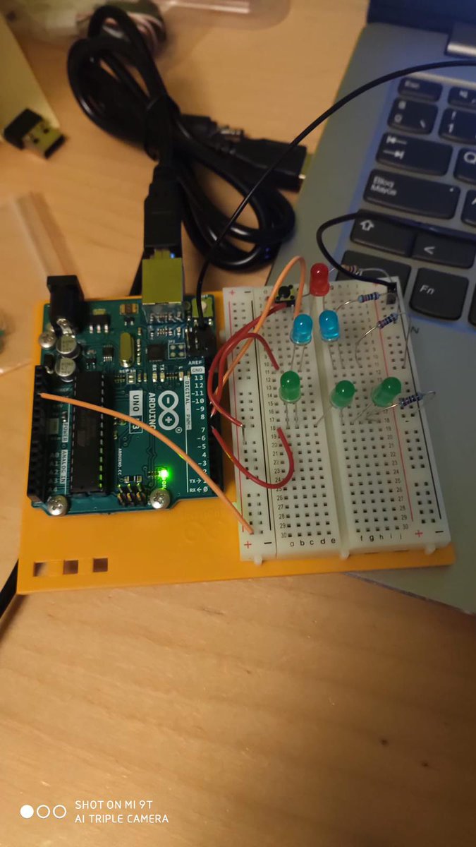 Cole_LosAbetos's tweet image. Haciendo un árbol de Navidad con el Arduino Student Kit! 🎊🎄🎄Otra manera de felicitar las Navidades!🎉. #arduinostudentkit #arduinoeducation #camptecnologico