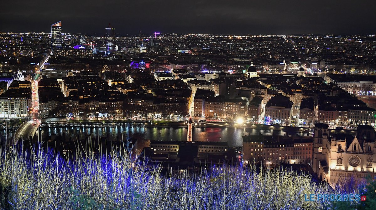 leprogreslyon's tweet photo. 🕯 ✨ #votreFDL2020
Vue de Lyon, illuminé, depuis l'esplanade Fourvière 🤩
En direct 👉 https://t.co/AMpT9wMKSM
📷 Le Progrès / J. Philippon

#LeProgres #LeProgreslyon #Lyon #fetedeslumieres #FDL #FDL2020 #8decembre https://t.co/nrjUBRBlBv