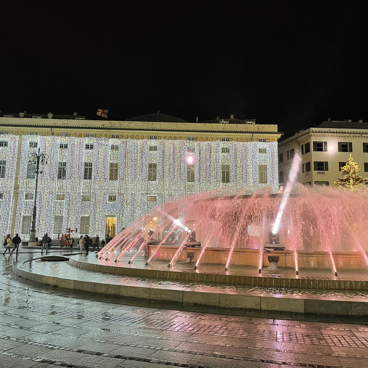 Atmosfera natalizia a #GenovaMoreThanThis dove si sono accese le luci in Piazza De Ferrari✨🏴󠁧󠁢󠁥󠁮󠁧󠁿