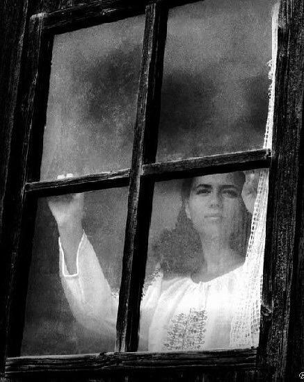 “Sırtını duvara yaslar, sırtını ağaca yaslar susarsın 🍂

Sen artık hiçbir sözü hiçbir sözü kaldıramazsın...”🍂
 
                             #Salı 🍂