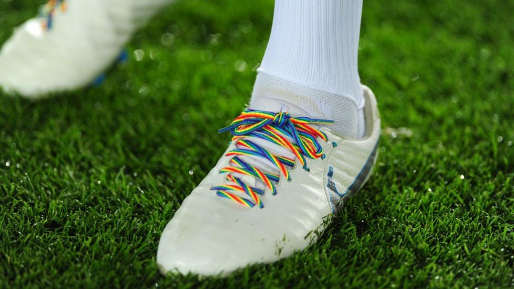 Too many LGBT people still don't think sport is for them.It’s why  #RainbowLaces   Day is so important as a way of showcasing how the LGBT community is smashing it across sport at all levels.Don't believe me? Here's a thread, based on some of the people we've had on the podcast.