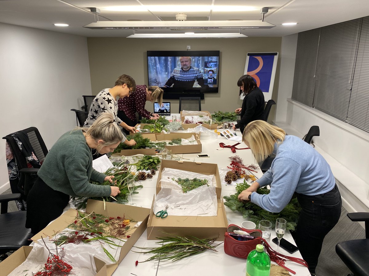 Superb concentration from Team EKPS during tonight’s wreath making class ! 🎄🎅🏻 #ChristmasCountdown