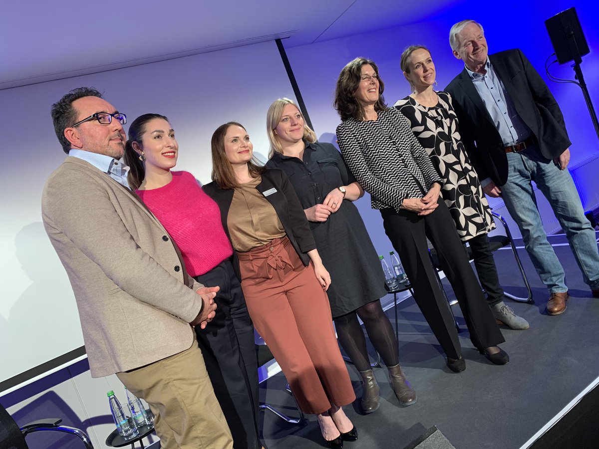 lukizzl's tweet image. Exakt. Ich habe gerade die Bildbeweise aus meinem iPhone angefordert und finde noch Christoph Dahl von der @bwstiftung der mit @CYounosi den #HeForShe-Rahmen bildet. Gute Erinnerungen an #GDWxBWStiftung und #GDWinSTR im Januar 2021