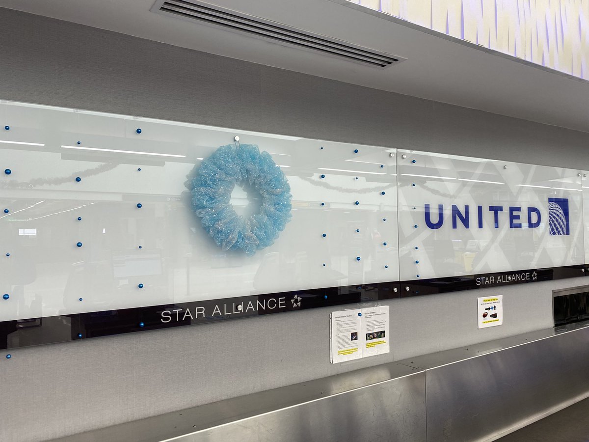 QueenThuya's tweet photo. CMH getting into the Christmas spirit @weareunited @united #cmh https://t.co/yLIK4CcFxf