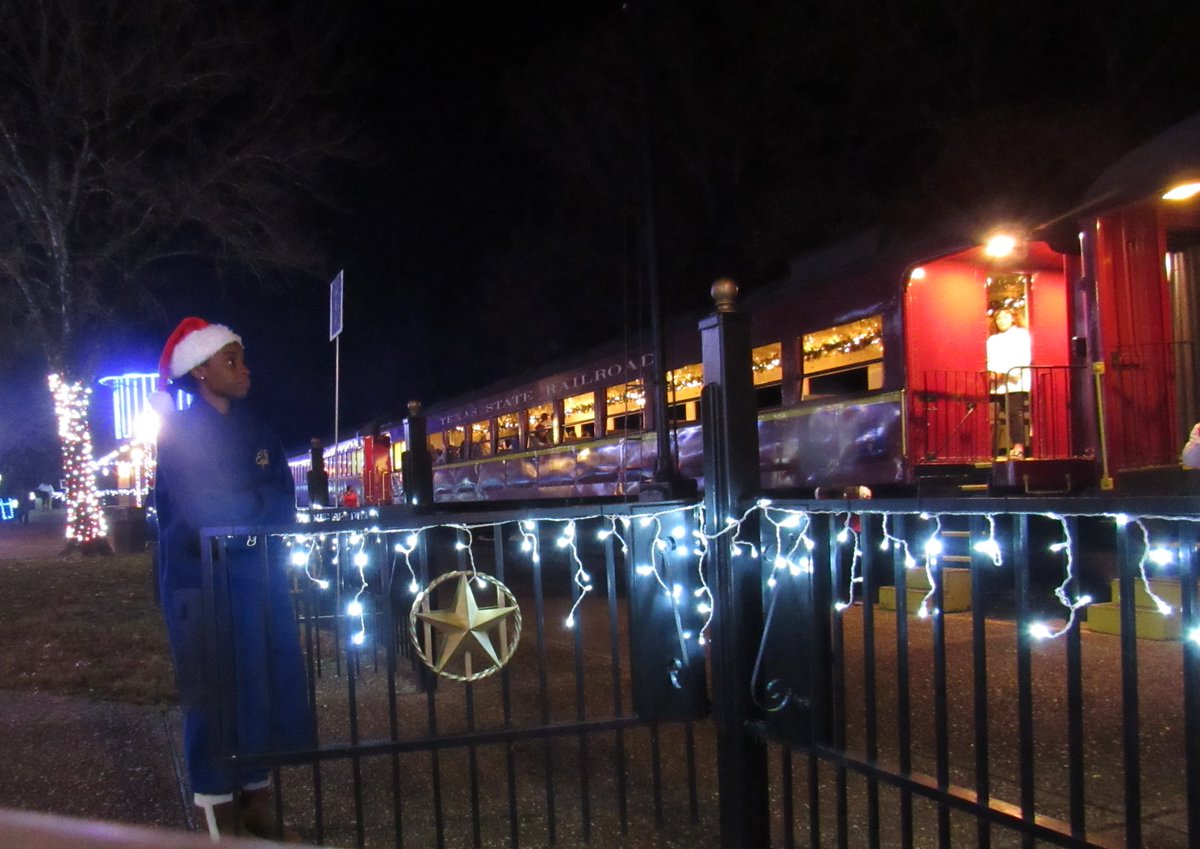 The #PolarExpress aboard #TexasStateRR is a family-favorite Christmas adventure in the Lone Star State. texasstaterailroad.net/events/polar-e…