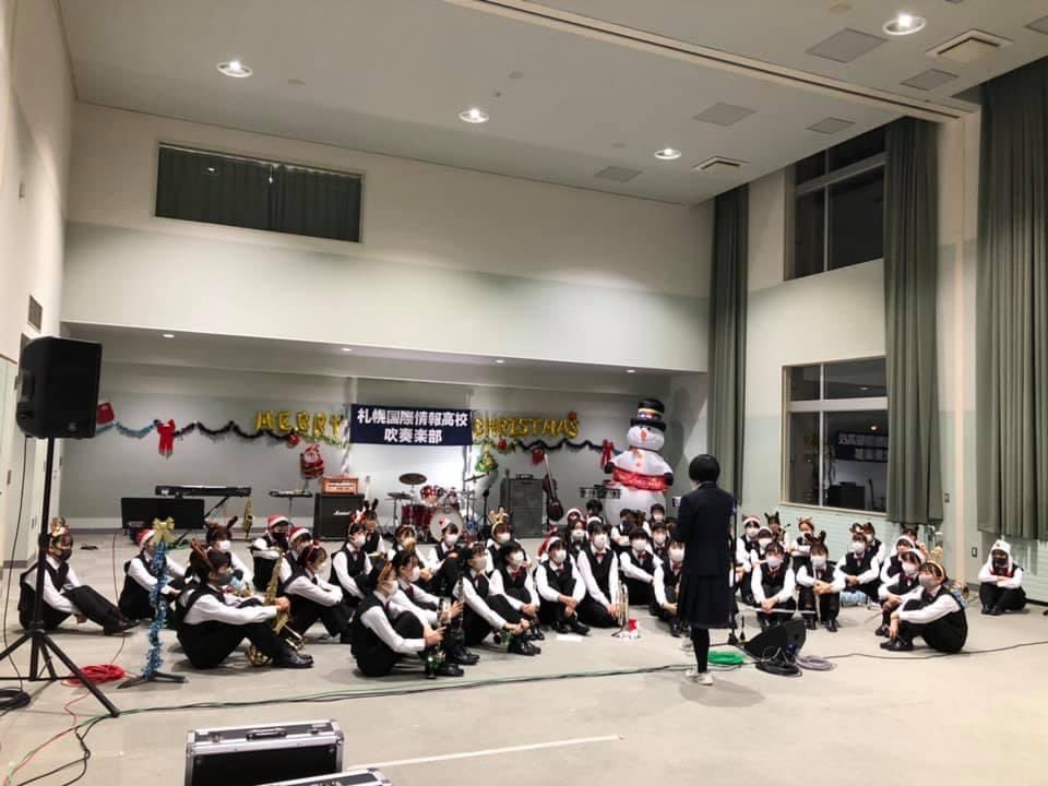 sitband_danpure's tweet photo. 1年生team "Red 26th"は収録を行いました📽
今日は1カメ1テイク!後日公開😃
#SITバンド #SITBand #北海道札幌国際情報高等学校吹奏楽部 #札幌国際情報高校吹奏楽部 #ダンプレ #teamred26th #セージュ新ことに #HappyChristmas https://t.co/IpAKSo4lgl