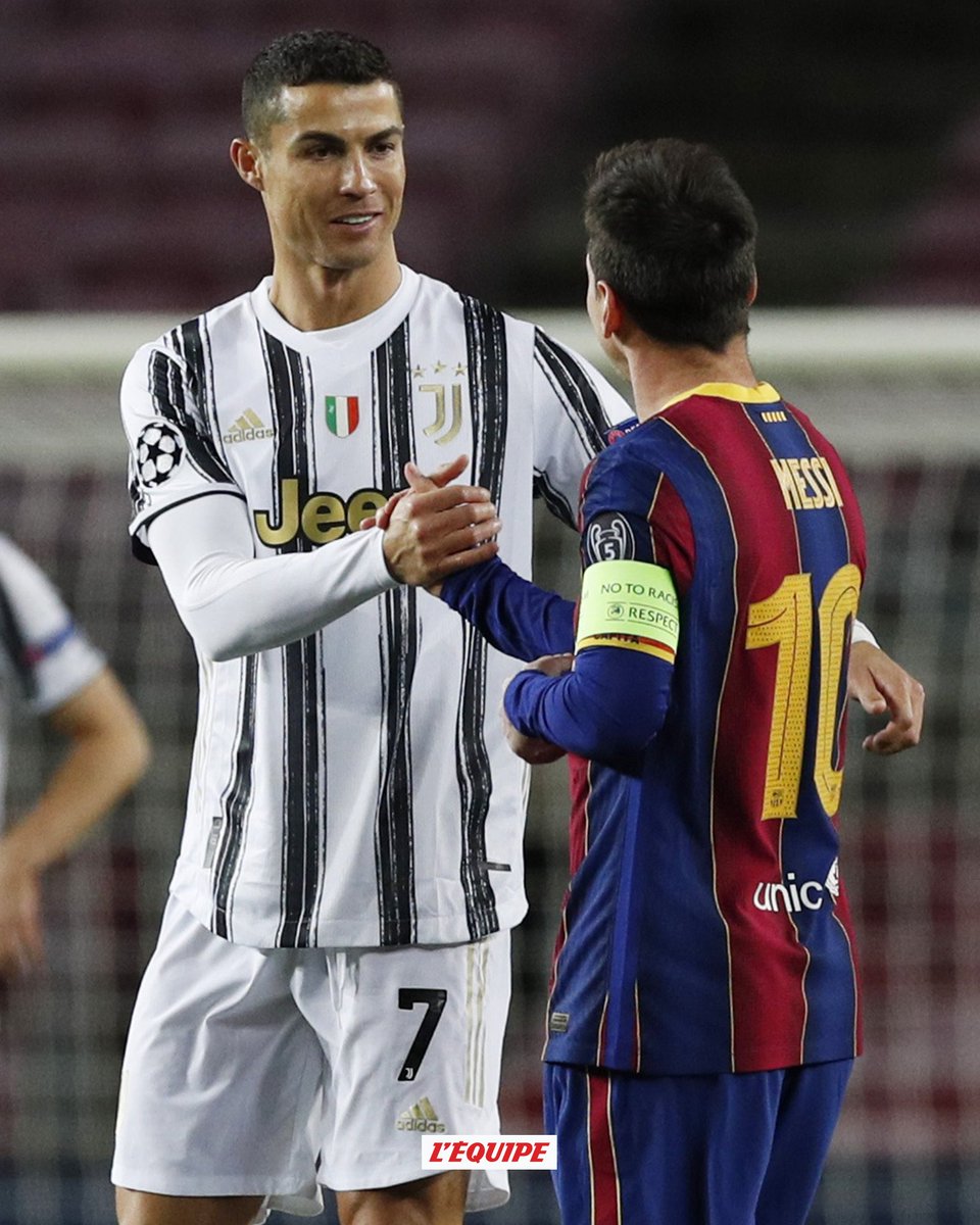 Elcamer237's tweet photo. Deux Monstres, Deux machines, Deux artistes, Deux Sportifs, Deux hommes, 11 Ballons D'OR. MESSI, RONALDO. Probablement la dernière fois qu'on les voit s'affronter. L'histoire, la grandeur, l'inspiration, l'émotion, la joie, la tristesse, le FOOTBALL. MERCI ⚽❤️🙌🏾#BarcaJuve https://t.co/IZlbJeKtVY