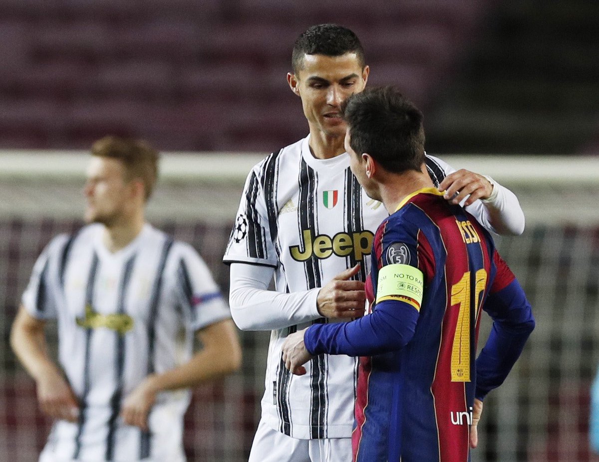 Elcamer237's tweet photo. Deux Monstres, Deux machines, Deux artistes, Deux Sportifs, Deux hommes, 11 Ballons D'OR. MESSI, RONALDO. Probablement la dernière fois qu'on les voit s'affronter. L'histoire, la grandeur, l'inspiration, l'émotion, la joie, la tristesse, le FOOTBALL. MERCI ⚽❤️🙌🏾#BarcaJuve https://t.co/IZlbJeKtVY