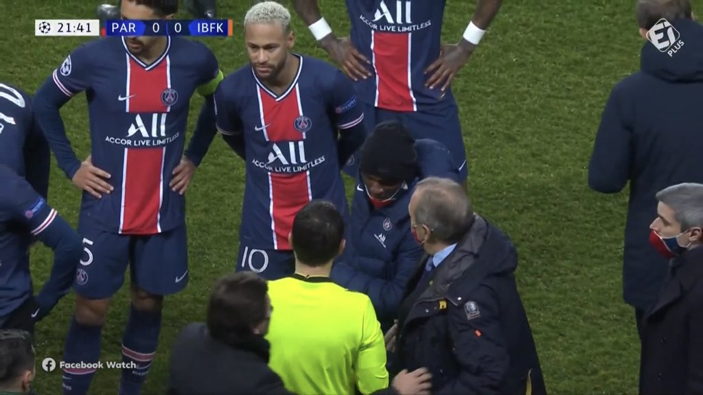 Fanaticosporfu's tweet photo. Momento histórico no jogo do PSG hoje. Jogadores deixando o campo devido a um ato racista do 4º árbitro. https://t.co/aEaxo4PYo7