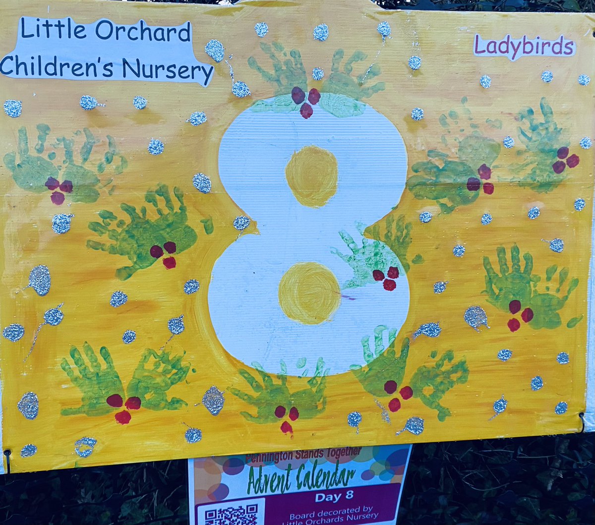 NewForestSussed's tweet photo. The children of #Pennington nurseries, preschools and schools are making an advent calendar along the church hedge @LymoTweetUp @essentialimages @jackdaviesld Days 5-8. Messy Church St Marks,  Little Orchard Nursery, Our Lady St Joseph &amp; @PennInf https://t.co/1mgBI2r8rs