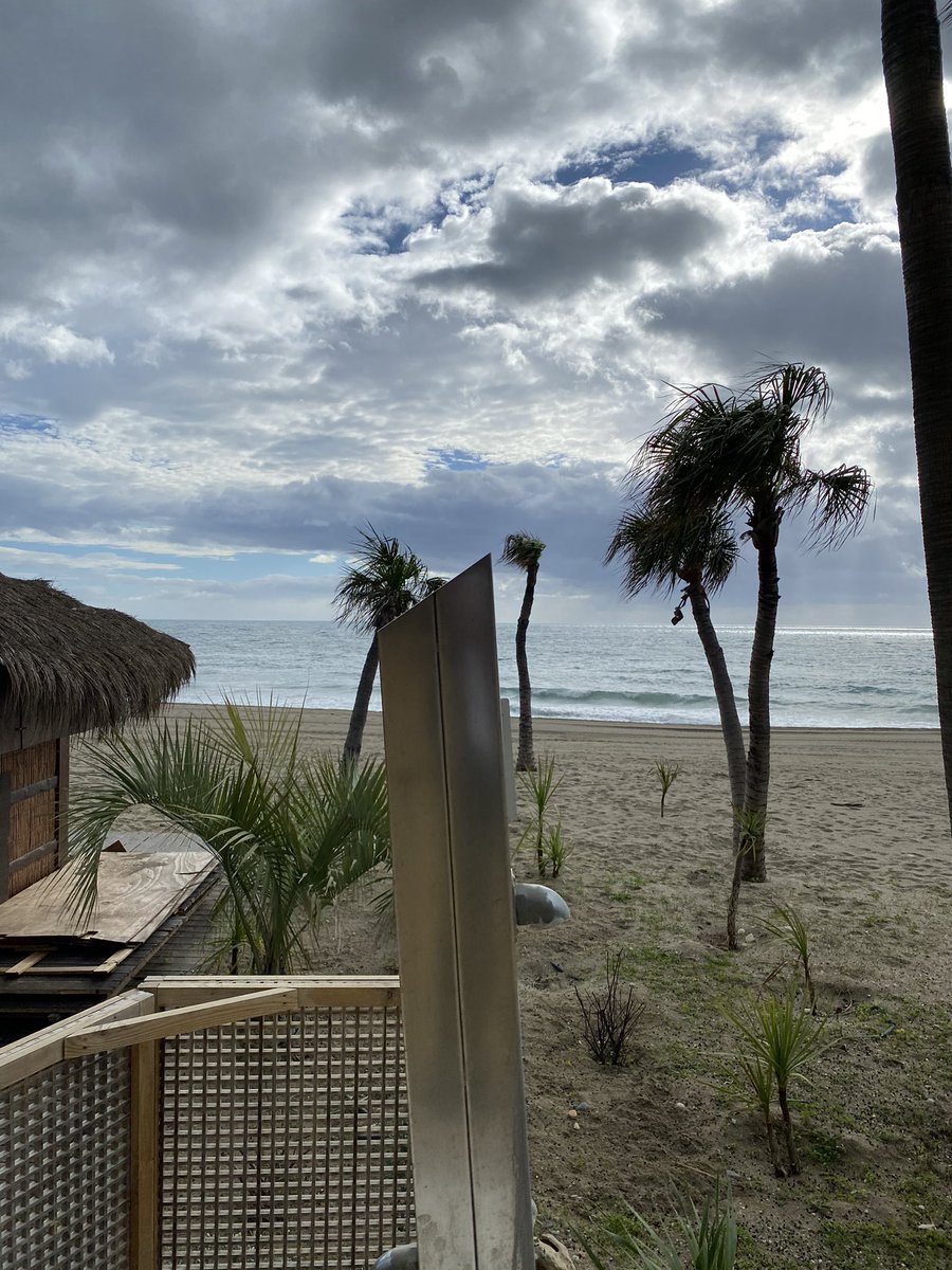 Pues resulta que esta mañana ha aparecido otro monolito en la playa de marbella. Que cosas más raras...