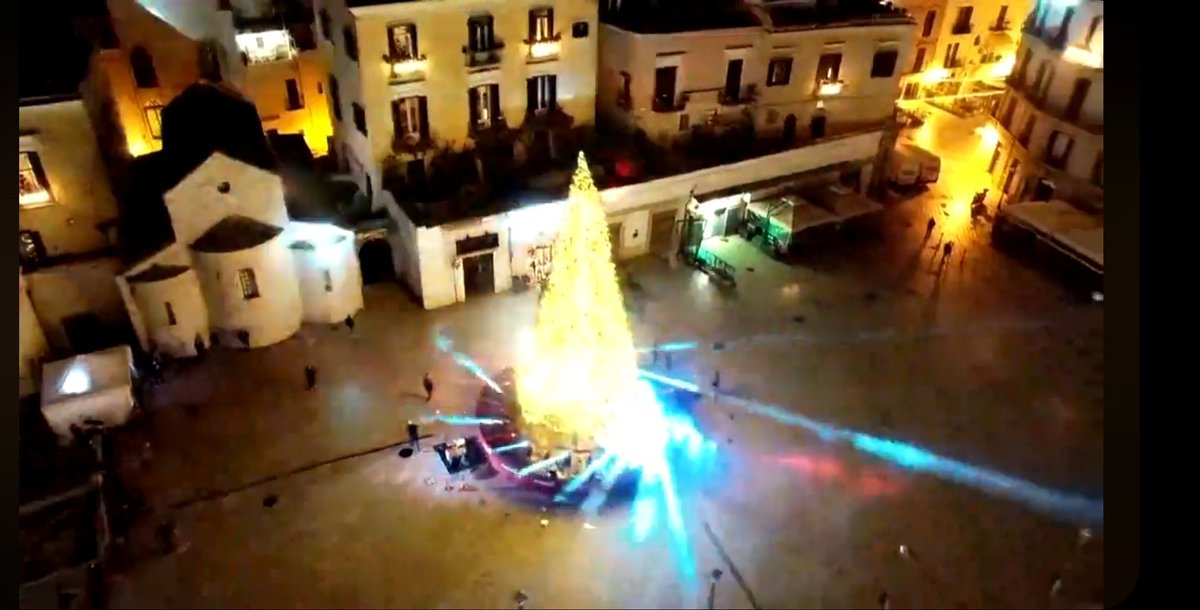nikpalm64's tweet photo. Inaugurazione dell'albero di Natale a Bari in una piazza deserta, l'anno prossimo torneremo ad abbracciarci. (Manifestazione sponsorizzata da AMGAS, tra l'altro) #Natale #comunedibari https://t.co/CHYg9VdcYi