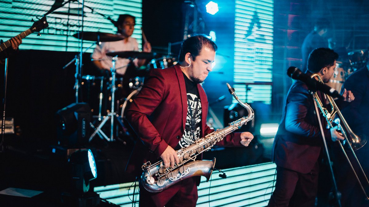 guambrasax's tweet photo. Somos momentos, que se viven con toda la pasión del mundo y disfrutándolo al máximo...
Show en vivo @papachangomusic
📷 @kevingranja
#vida #sueño #realidad #paciencia #aprendizaje #motivo #musicaparavivir #percusion #live #saxofon #papachango #papachangoisback #volvimoscabrones https://t.co/LKF3WCt6Q7