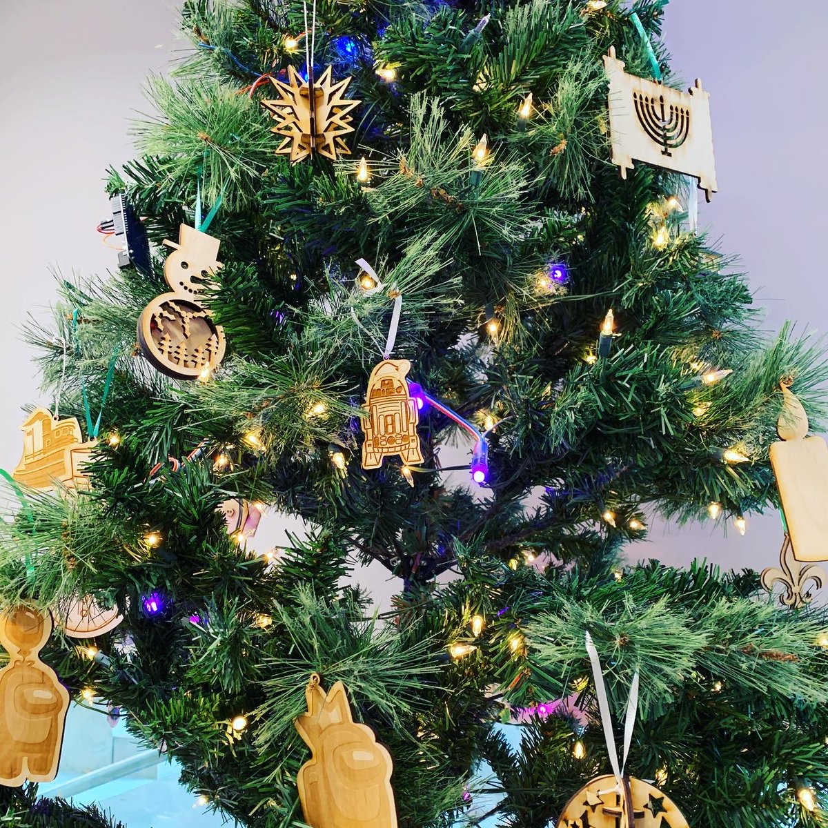 YorkHouseSchool's tweet image. From Maker Mondays in the Senior School #STEAM Lab - ornaments made using the laser cutter. 🎄☃️#myYHS #YHSsteam