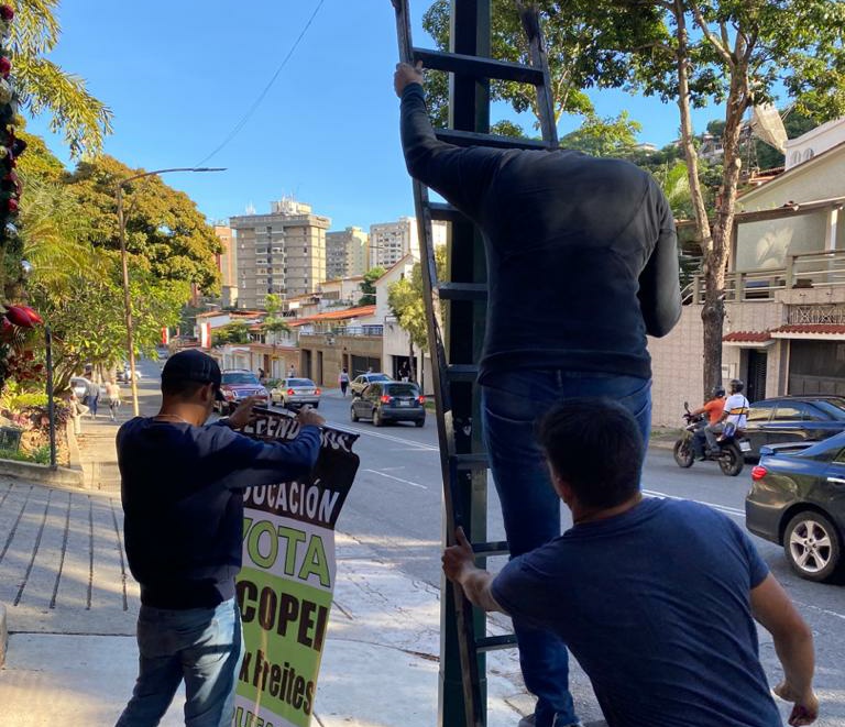 anprocom's tweet photo. Seguimos el retiro de los pendones de campaña en  Santa Fe, Cumbres de Curumo, Prados del Este, Terrazas de Club Hípico y La Trinidad.

Vamos a seguir luchando por nuestros municipios y Venezuela 🇻🇪 https://t.co/Tk4jTnnSrf