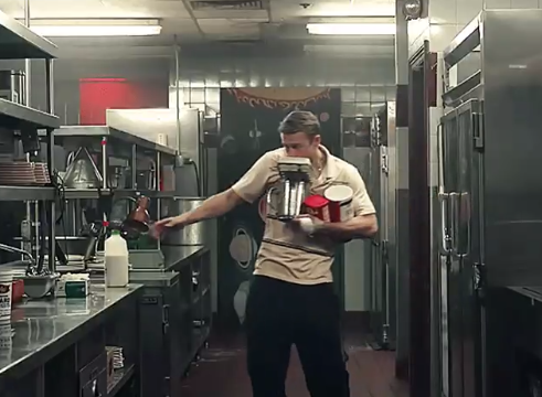 akkoakko2's tweet photo. Charlie Hunnam /チャーリー・ハナムに演らせたい役柄を考える 
ダイナー店主
📷Screenshot from 뉴발란스's high‐resolution Gif https://t.co/wP10tI0Q0A