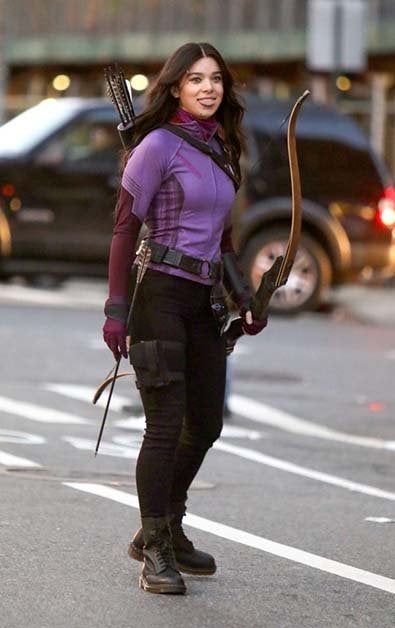 PopversoO's tweet photo. @HaileeSteinfeld transborda carisma! 

Visual ta bacana e atmosfera chera a filme de aventura da Sessão da Tarde! 

Série do Gavião Arqueiro... só vem!

#HaileeSteinfeld #KateBishop #Hawkeye #gaviaoarqueiro https://t.co/ncYGnrwntt