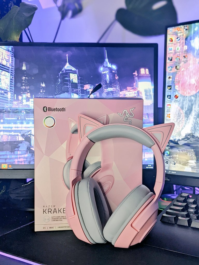 raquelsparrow's tweet photo. Thank you @Razer for the cutest headphones. Came right in time for my eye surgery on here all I can do is lay in bed and listen to Podcasts! https://t.co/aE58ebNsDR