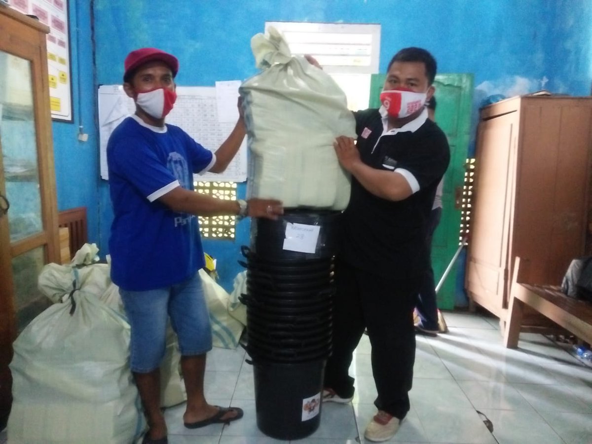 ppswonosekar's tweet photo. Pergeseran APD dari PPK ke PPS desa wonosekar.
#kpudemak
#ppkkecamatankarangawen
#ppssekecamatankarangawen https://t.co/Vo15GJ1bYd