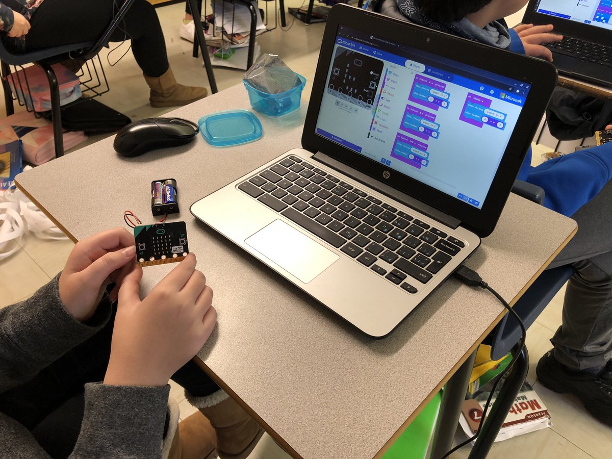 VAV_Vikings's tweet image. More microbits, #HourOfCode2020 ... Grinch-style and Python... Love Computer Science Week! @NLESDCA @nltatesic #CodeWithTESIC #CodeNLESD