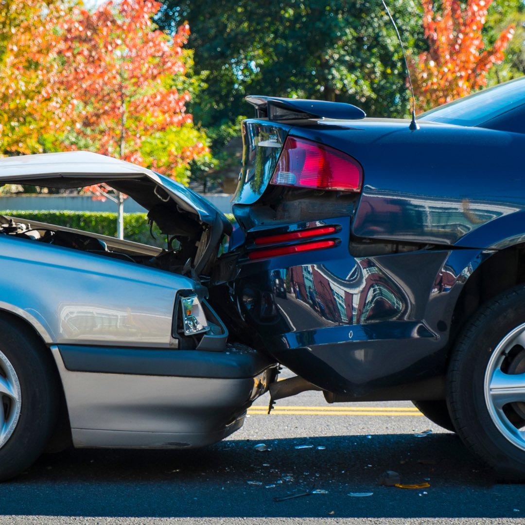 EcoFleetDriver's tweet photo. Tailgating is a contributing factor in more than one-third of all crashes on the road (TeenSafe, 2018) 🛣 To minimize the risk of accidents, use the 3-5 Second Rule. Don’t forget to increase your distance between vehicles during hazardous weather conditions! 🌨 #EcoFleetTraining https://t.co/EBwMhlMemD