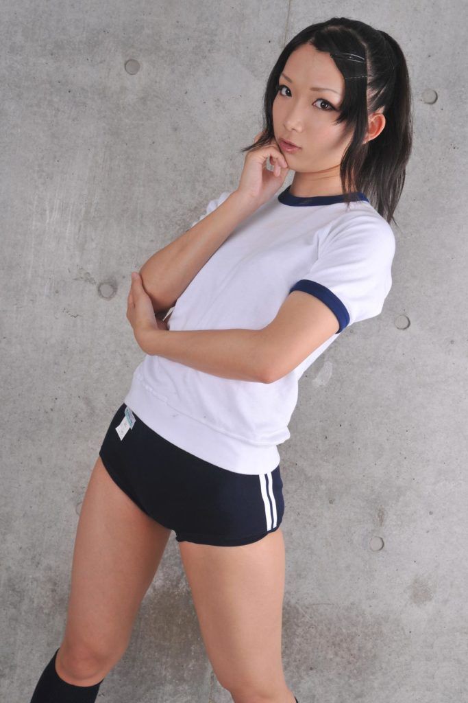 konbloomers's tweet photo. 白い体操服に黒いブルマーで立つ美少女😊 https://t.co/bbflq9QlyA