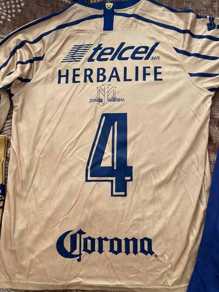 j_medina37's tweet photo. y si me regalan esto,pues gracias la verdad es un gran detalle...soy bien salado no quiero poner mi preferencia para la final.ya ven lo que paso el domingo.cero controversia.con humildad agradecer...y pues un dia lo usare para patear la pelota.inviten a CDMX.voy https://t.co/KmapOSrke3