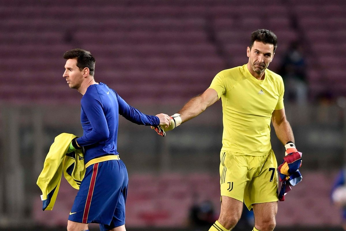 panditfootball's tweet photo. Lionel Messi gagal menjebol gawang Juventus yang dijaga oleh kiper veteran, Gianluigi Buffon. Menurut catatan WhoScored, Messi membuat 11 tembakan, diantaranya 7 tembakan tepat sasaran.

Setelah pertandingan, Messi bertukar jersei dengan Buffon. Respect. https://t.co/9FOfjbvBxu