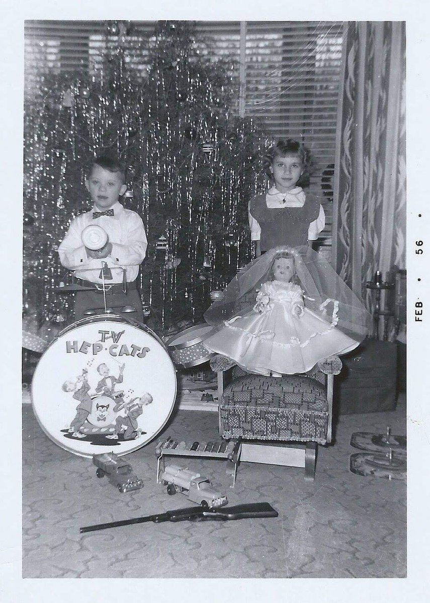 I think this is the sweetest photo. #vintagechristmas #linkyourfamily