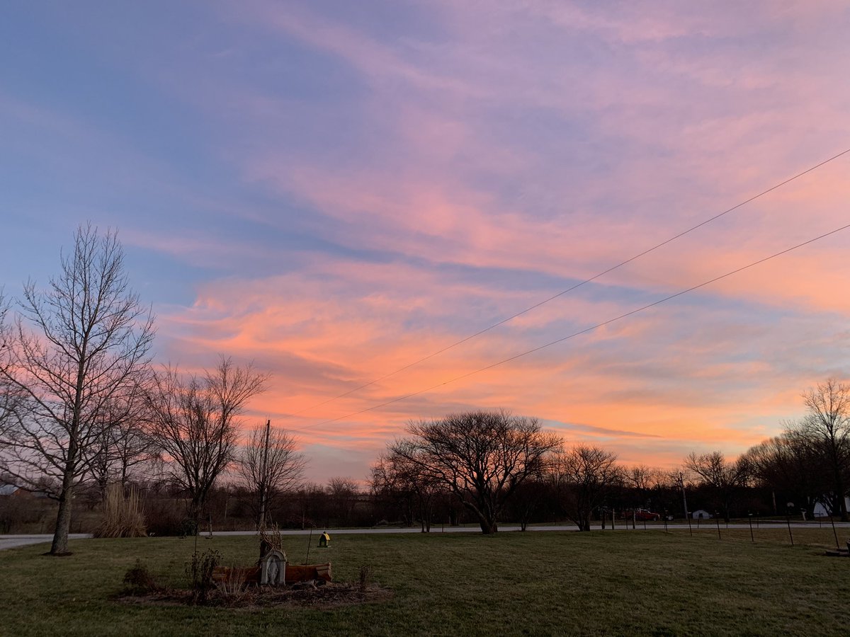 PeopleofCowtown's tweet photo. This is happening now!!! #sunsetcountrystyle #visitkc #nofilter #noedit #godshandywork https://t.co/9qmc0bOa5z