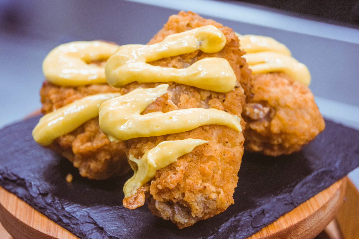 Wingomania's tweet photo. 🚨 SAUCE ALERT 🚨

Our signature Wingomania crispy #ChickenWings walloped with some homemade Big Mak sauce 🍔 We’re trying things over where 😉 #WingomaniaBTS 📸 #WeWing 🍗 https://t.co/wvenMbXDLx