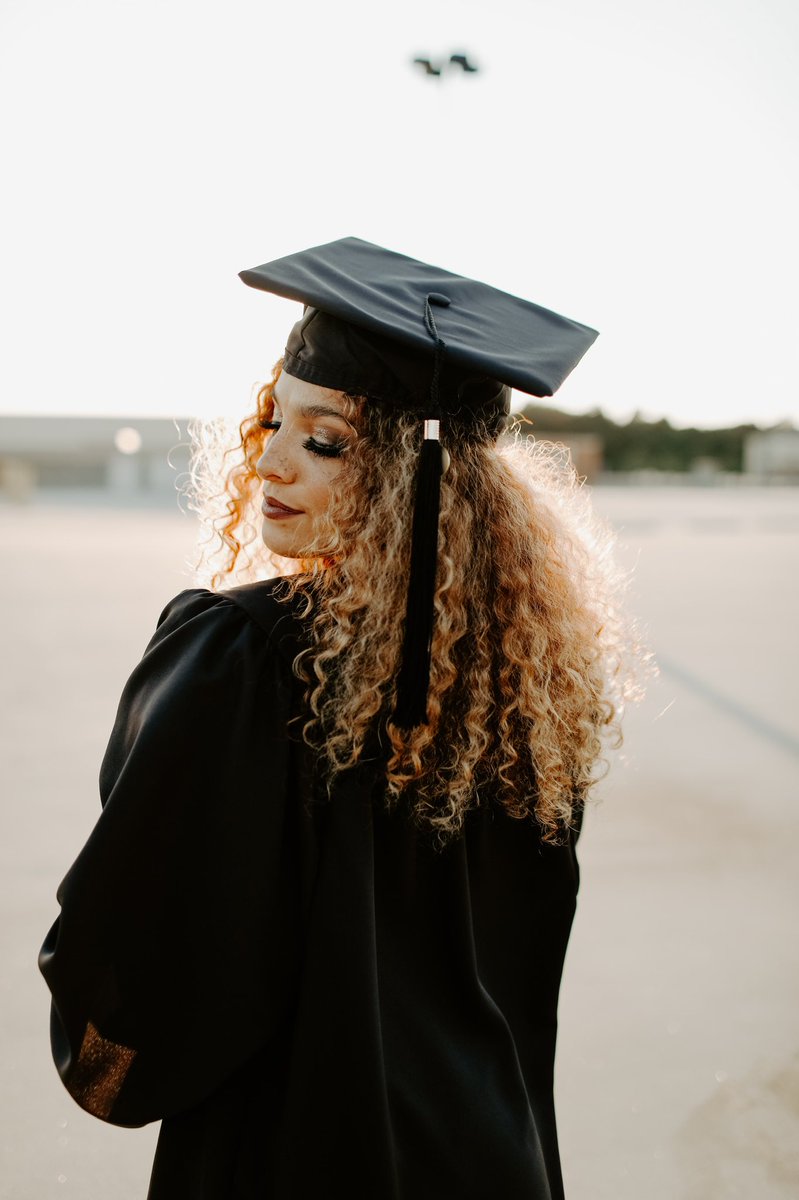p_cilly's tweet photo. I’m really a college graduate 🥺 https://t.co/yYEoArwa0Z