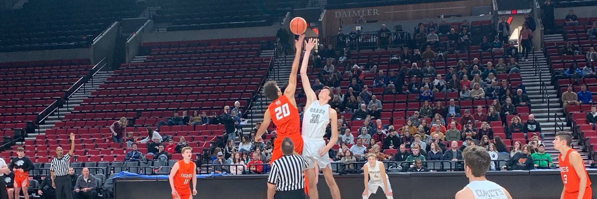 Flashback to last December & the #BorderBattle held @ModaCenter home of the @trailblazers. An epic battle of two HS All Americans, where @Kaden_Perry20 & Battle Ground knocked off @Nathanbittle33 & @CraterHoops. Excited to follow their college careers at Oregon & Gonzaga.