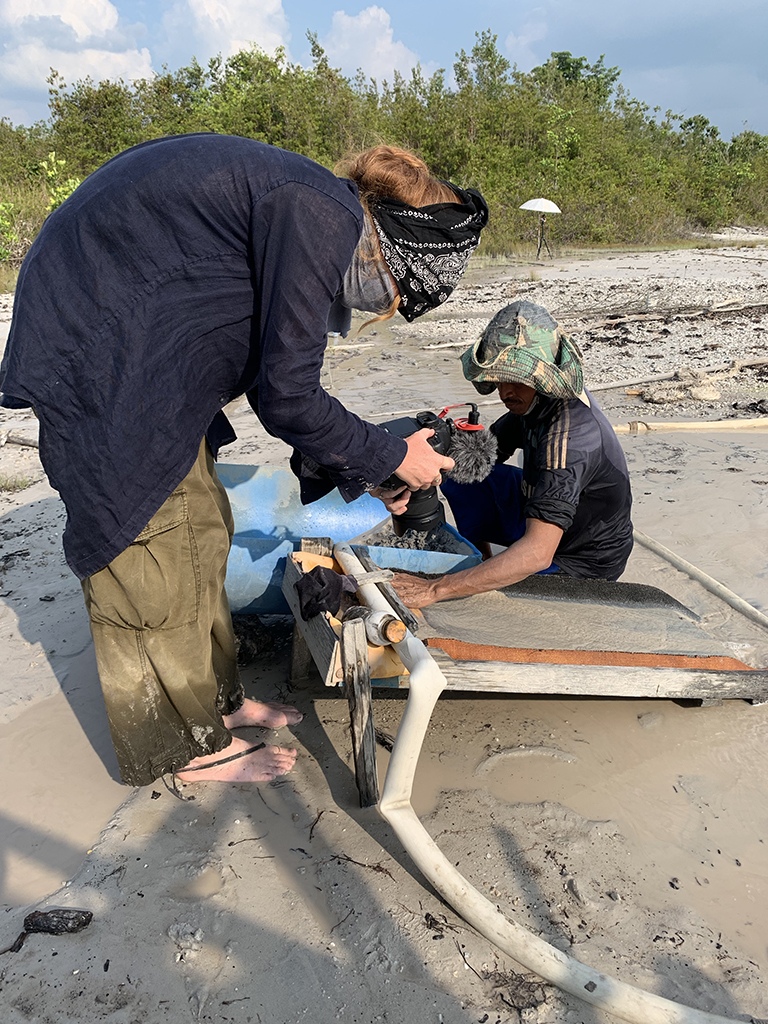 TracingThought's tweet image. When filming ADITL of an [Illegal] Gold Miner, I was working on a severely broken toe. #TracingThought

Worth it? Yes x3000. Because now, whenever I look down at my crooked toe for the rest of my life, I’ll see the hardworking people of Borneo. And I will always #knowthesource