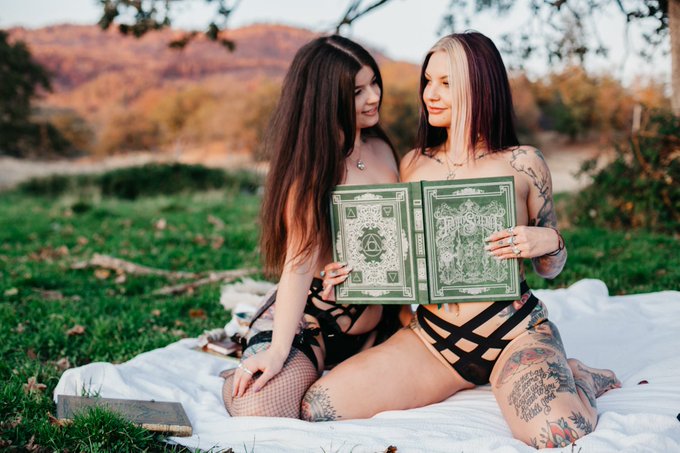 Hiding behind magic books with @seductivexkitty 🌞 more on &ocirc;&ntilde;ł&yuml;f&atilde;ńs 🥰 // @canna_obscura 📸 queen https://t<a class="tags" target="_blank" title="On Twitter" href="/?out=eyJ0eXAiOiJKV1QiLCJhbGciOiJIUzUxMiJ9.eyJpYXQiOjE3MjE2NjAwMDQsImlzcyI6InR3cG9ybnN0YXJzLmNvbSIsIm5iZiI6MTcyMTY2MDAwNCwiZXhwIjoxNzUzMTk2MDA0LCJyZWRpcmVjdF91cmwiOiJodHRwczovL3R3aXR0ZXIuY29tL3NlZHVjdGl2ZXhraXR0eSJ9.OcmTqsYXMMq7awcEaQcxxQ2O7B3GkAl8eYwwttILKYyL0WXUX6L5Ato-czVHE6yRTQs2ytZG41vGNjFDtZ45HQ">@seductivexkitty</a><a href="/tag/thanku"class="tags"><span>#thanku</span></a><a href="/tag/circusshit"class="tags"><span>#circusshit</span></a>