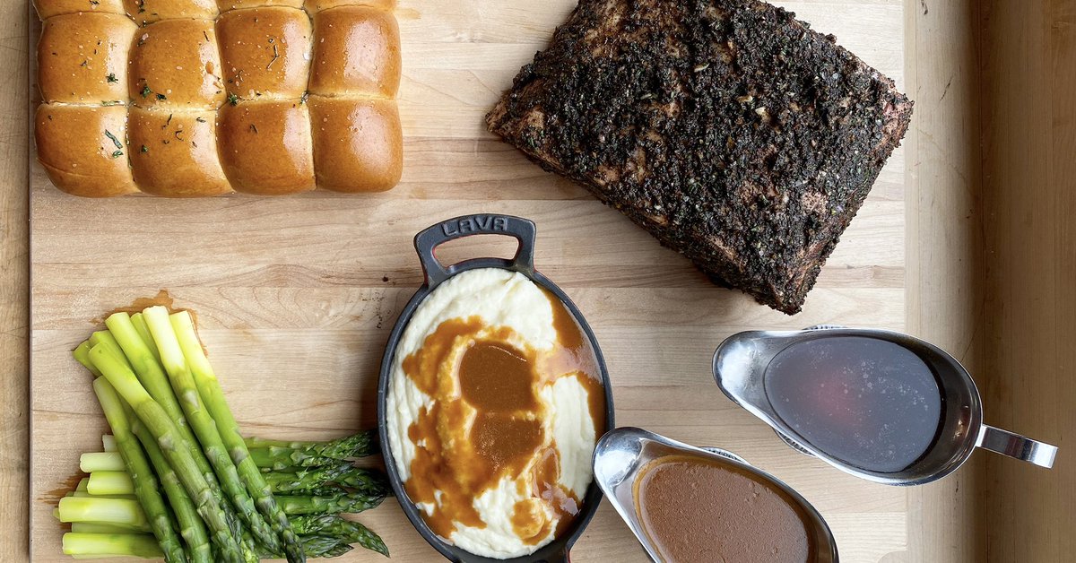 federalistpig's tweet photo. We are completely SOLD OUT of Holiday Feasts but our brother brand @TedsBULLETIN has a mean prime rib Christmas feast of their own available now💪 Head to https://t.co/j7yzL9xoOs for details!

THANK YOU TO EVERYONE WHO ORDERED #FEDPIG FOR THEIR HOLIDAY, IT MEANS SO MUCH😭 https://t.co/VMlPuIfCrS