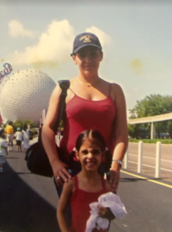 Mariannemarieee's tweet photo. Lo que más admiro de mi mamá es lo apasionada que es por ser mi madre. Aunque yo sea mayor, siempre vela por mí. Es una persona que se fija en el mínimo detalle, buscando lo mejor para su hija. Amo que es valiente, trabajadora y amorosa. #RetoAEMP #RETO81 @AEMP_UP @med19up https://t.co/c7atIvOY3J