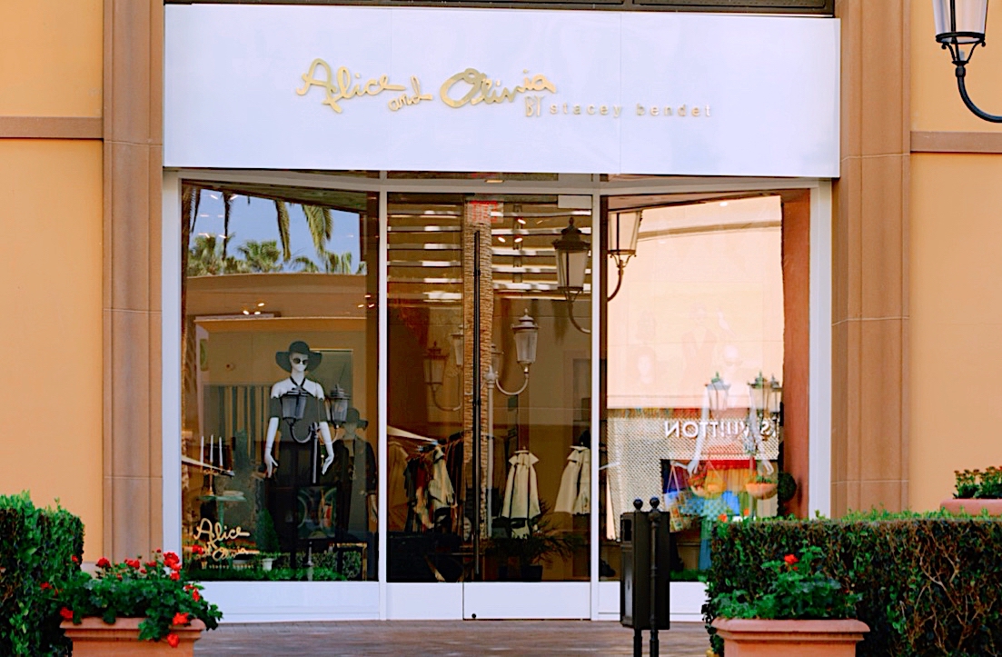 Now is the best time of year to shop for not only gifts, but also beautiful holiday outfits for yourself from <a href="/aliceandolivia/">alice + olivia</a>. #FashionIsland #NewportBeach #GiftGuide #HolidayGifts #GiftGiving