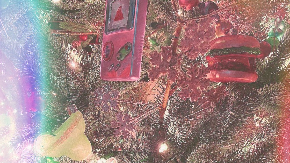 ㅤㅤㅤㅤㅤ« 𝗠𝗲𝗿𝗿𝘆 𝗖𝗵𝗿𝗶𝘀𝘁𝗺𝗮𝘀. »
Honestamente la navidad es mi celebración preferida por sobre otras. Éste año demore un poco más en decorar y armar el árbol de navidad pero, finalmente lo he decorado con aquello que me representa, que me da felicidad y que me llena.