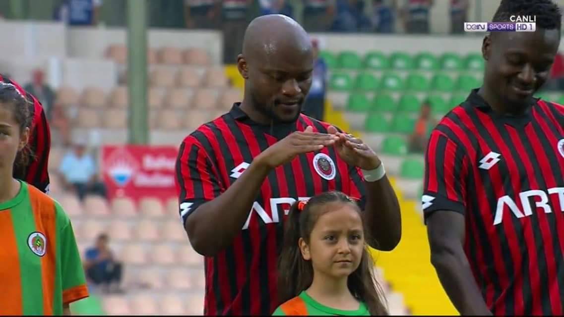 “Gençlerbirliği’nden Rantie, kendisiyle birlikte sahaya çıkan Alanyasporlu bir kız çocuğunu yağmurdan korumaya çalışırken.”
Irkçılık yapan pislikler belki biraz insanlık görür.
#Notoracism
#basaksehir 
#WEBO