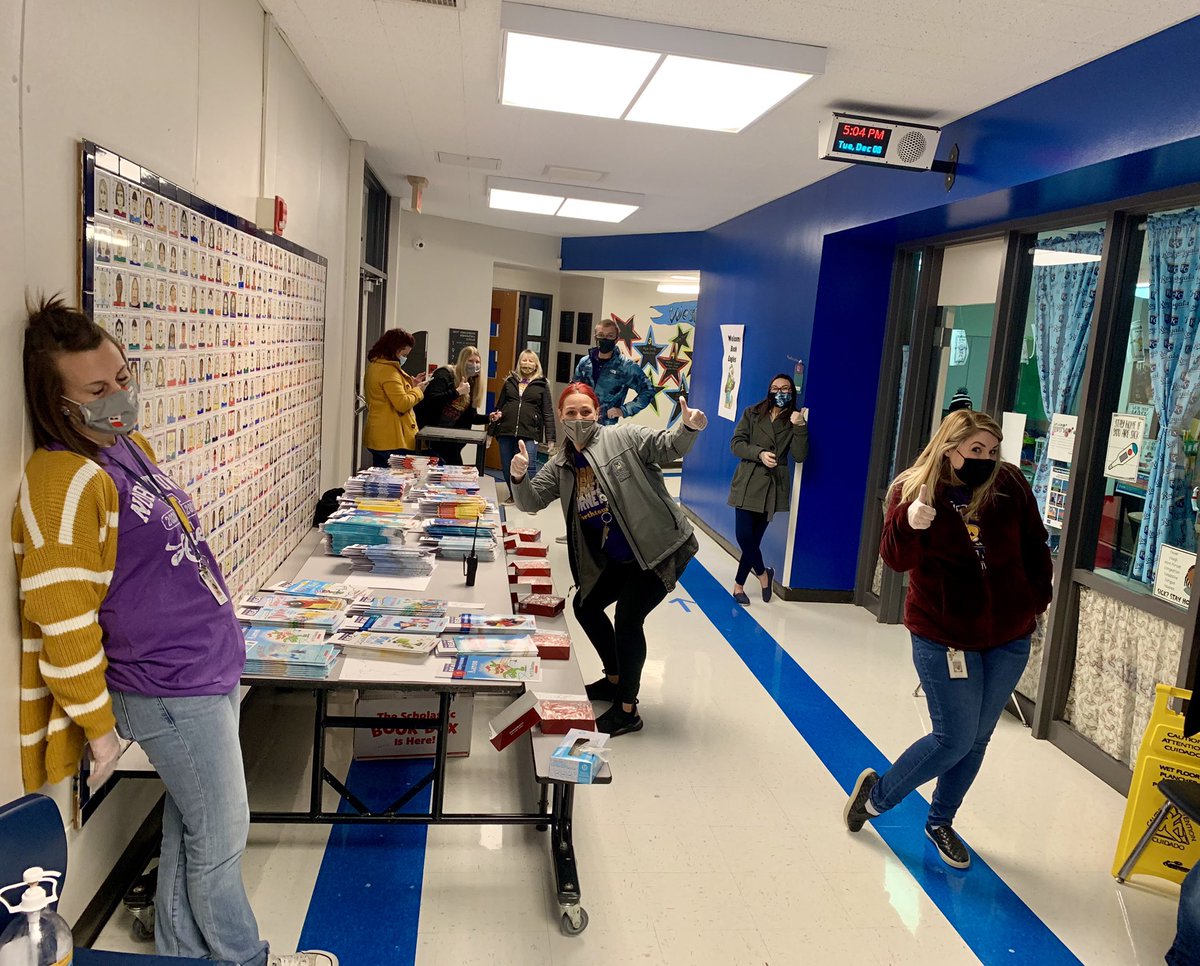 We enjoyed seeing our <a href="/EaglesWees/">WEES_Eagles</a> families tonight at our Reading Drive! We hope you enjoy your new book and treat! #buildyourlibrary #EaglesLoveToRead