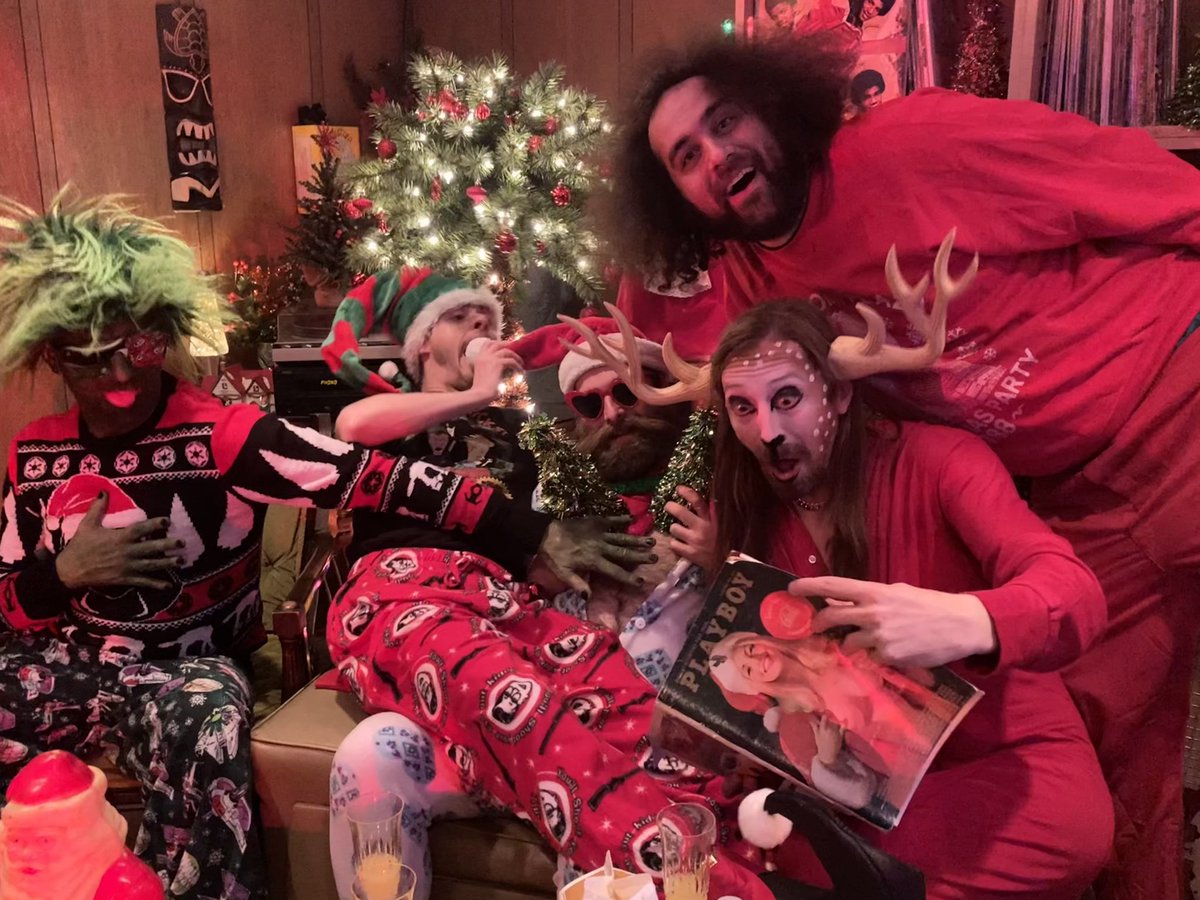 FrostbiteBC's tweet photo. Merry Christmas!! #FrostbiteBC #ManDeer #BobTheElf #VicFrost #MrsClaus #Ovatus https://t.co/0O0FVku9Tp