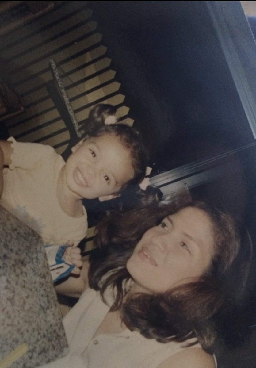 alevarelaaaa's tweet photo. Lo que más admiro de mi mamá es su don de amar incondicionalmente. Aún en medio del trabajo y los problemas, es la fortaleza de nuestra familia y siempre se preocupa por mantenerme feliz🥰. #RetoAEMP #Reto81 @AEMP_UP @med19up https://t.co/1eYY2Hm0hZ