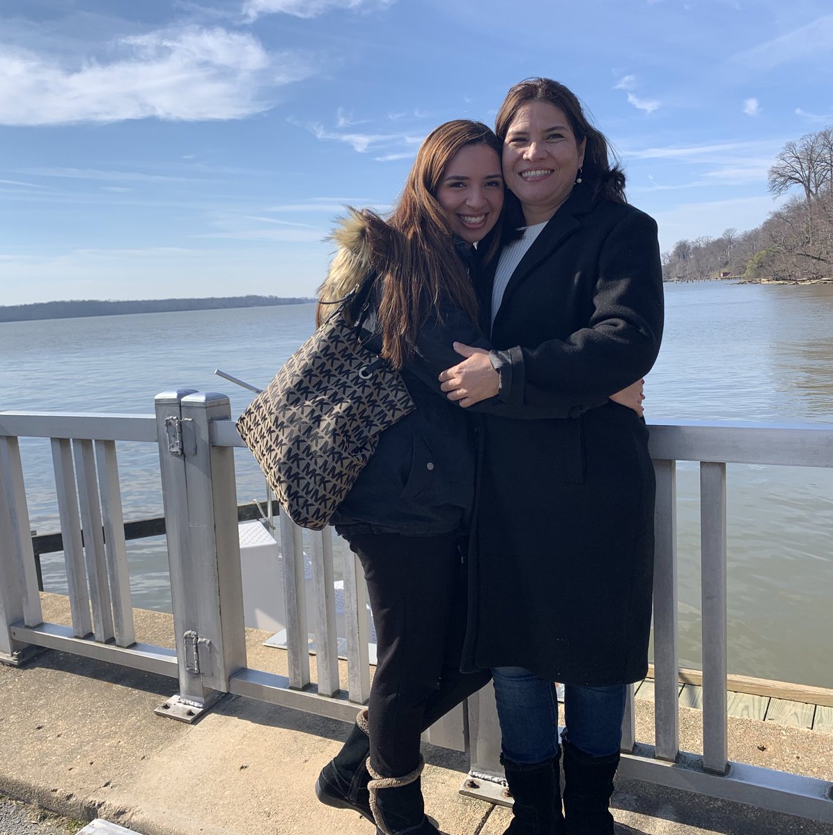 alevarelaaaa's tweet photo. Lo que más admiro de mi mamá es su don de amar incondicionalmente. Aún en medio del trabajo y los problemas, es la fortaleza de nuestra familia y siempre se preocupa por mantenerme feliz🥰. #RetoAEMP #Reto81 @AEMP_UP @med19up https://t.co/1eYY2Hm0hZ