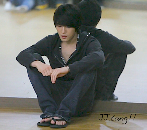 Today Jaejoong presented us his new image, so I'm also giving you the feet in their new look. Yes, they dressed up.