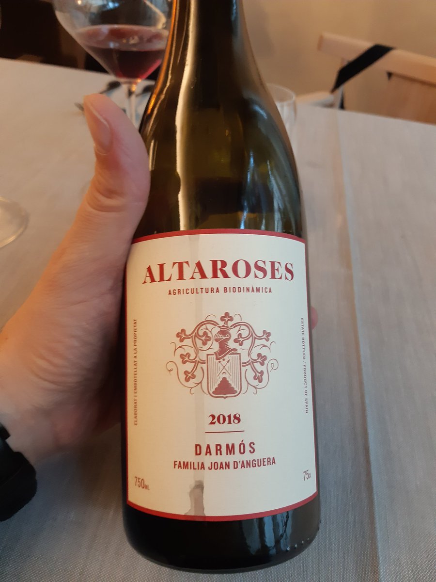 juanjenogueras's tweet photo. Delicias de @domontsant "Altaroses" 2018. Elaborado y embotellado por la bodega "Família Joan D'Anguera" en Darmós (Tarragona). Puedes encontrarlo en la Carta del Restaurant @CalArpa y maridarlo con cualquiera de las exquisiteces que allí cocinan. #1000vinosquebeberantesdemorir https://t.co/goI0fdrzgh