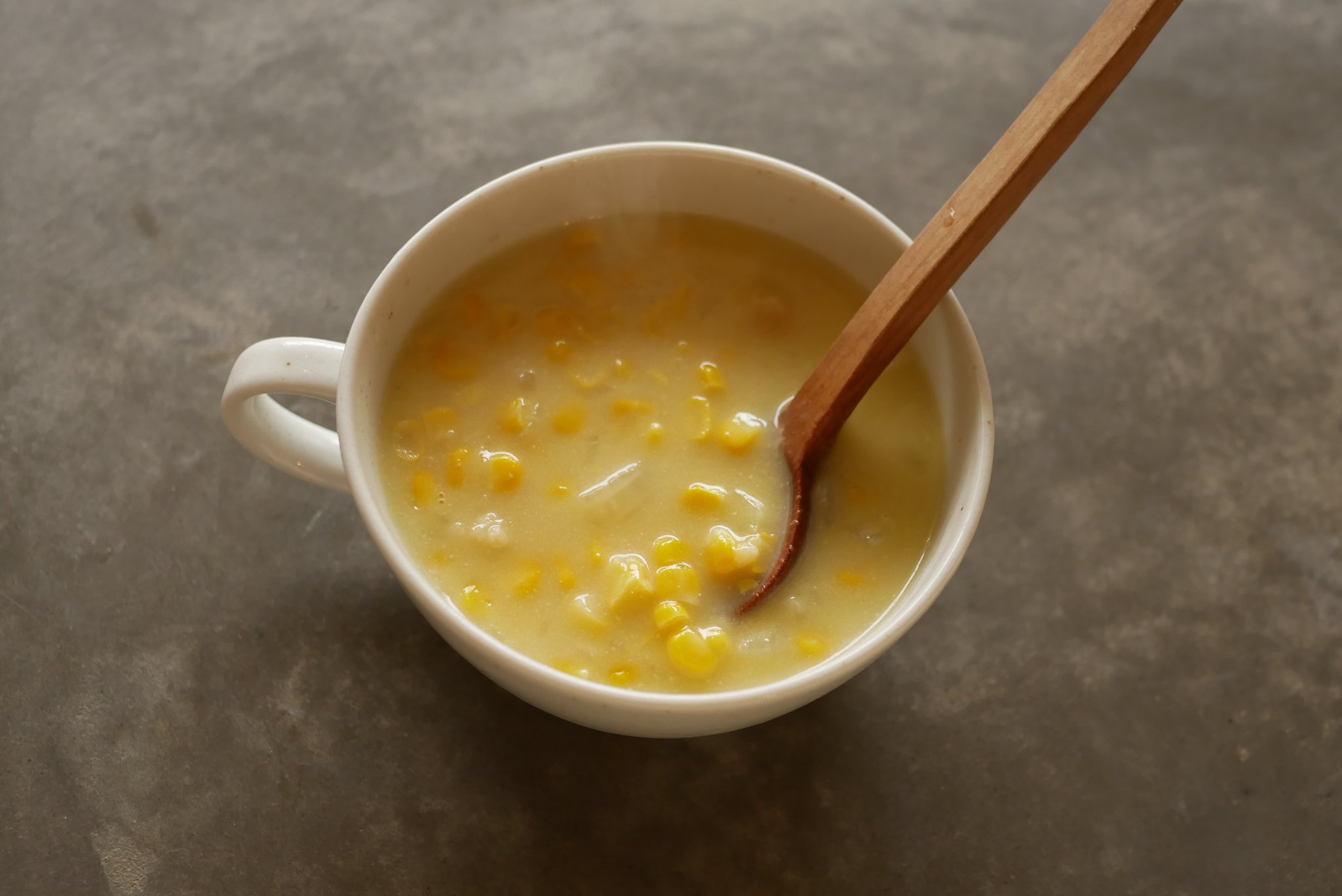 有賀 薫 コーン ポタージュ 粒たっぷり 王道のコーンポタージュですが 作り方はブロークン 冷凍コーン と玉ねぎを炒めたところに クノールカップスープの素を加えます 水と牛乳を適当に足して 塩で味を調えて出来上がり スープの素は お好みの量を