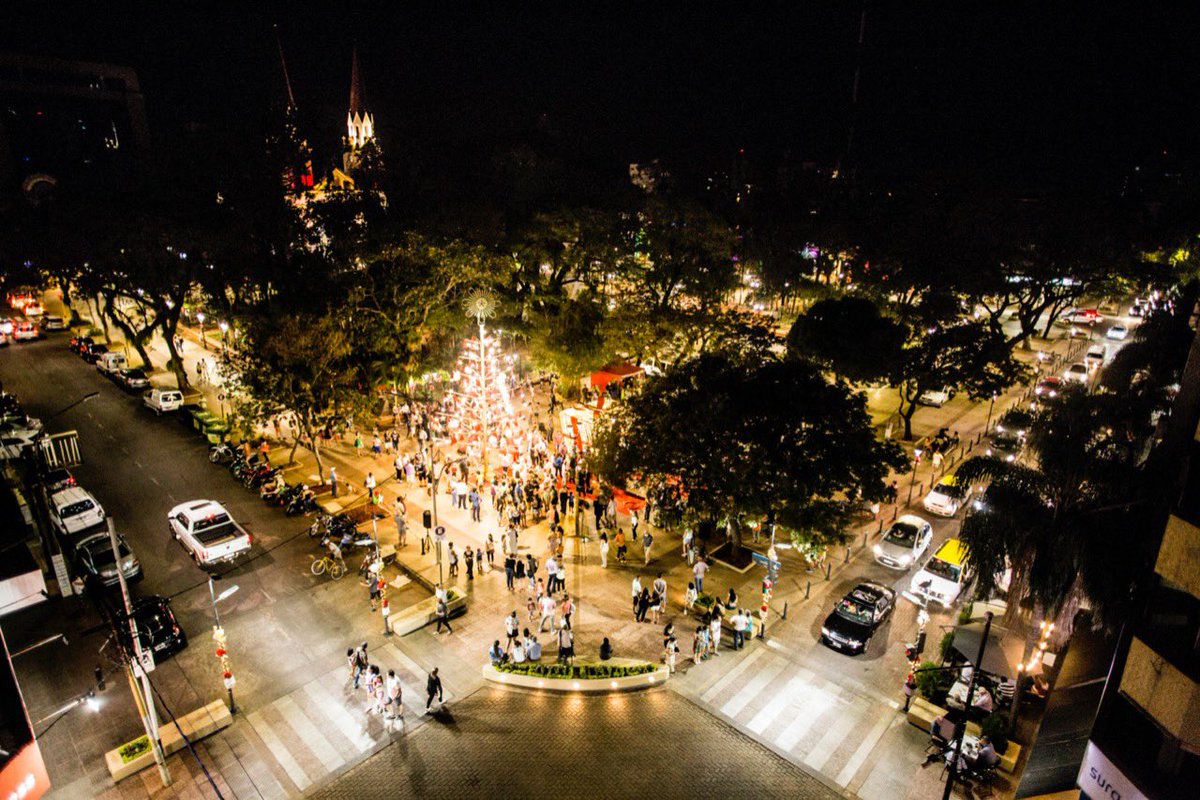herrerayflia's tweet photo. Posadas Mágica, el encuentro de la familias Posadeñas en este tiempo de reflexión y de celebración. Acompañamos al intendente de Posadas @LaloStelatto en el encendido del árbol de Navidad. @Arce_Carlos_ @cciposadas https://t.co/JGhdmUdGYH