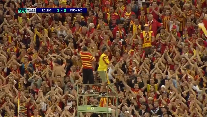 Entretanto, o Lens não visa formar qualquer tipo de atleta. A mentalidade dos jogadores deve estar alinhada com os valores do clube e da região. A diretoria usa a expressão “Jogadores do Lens” para designar o jovem formado no clube.