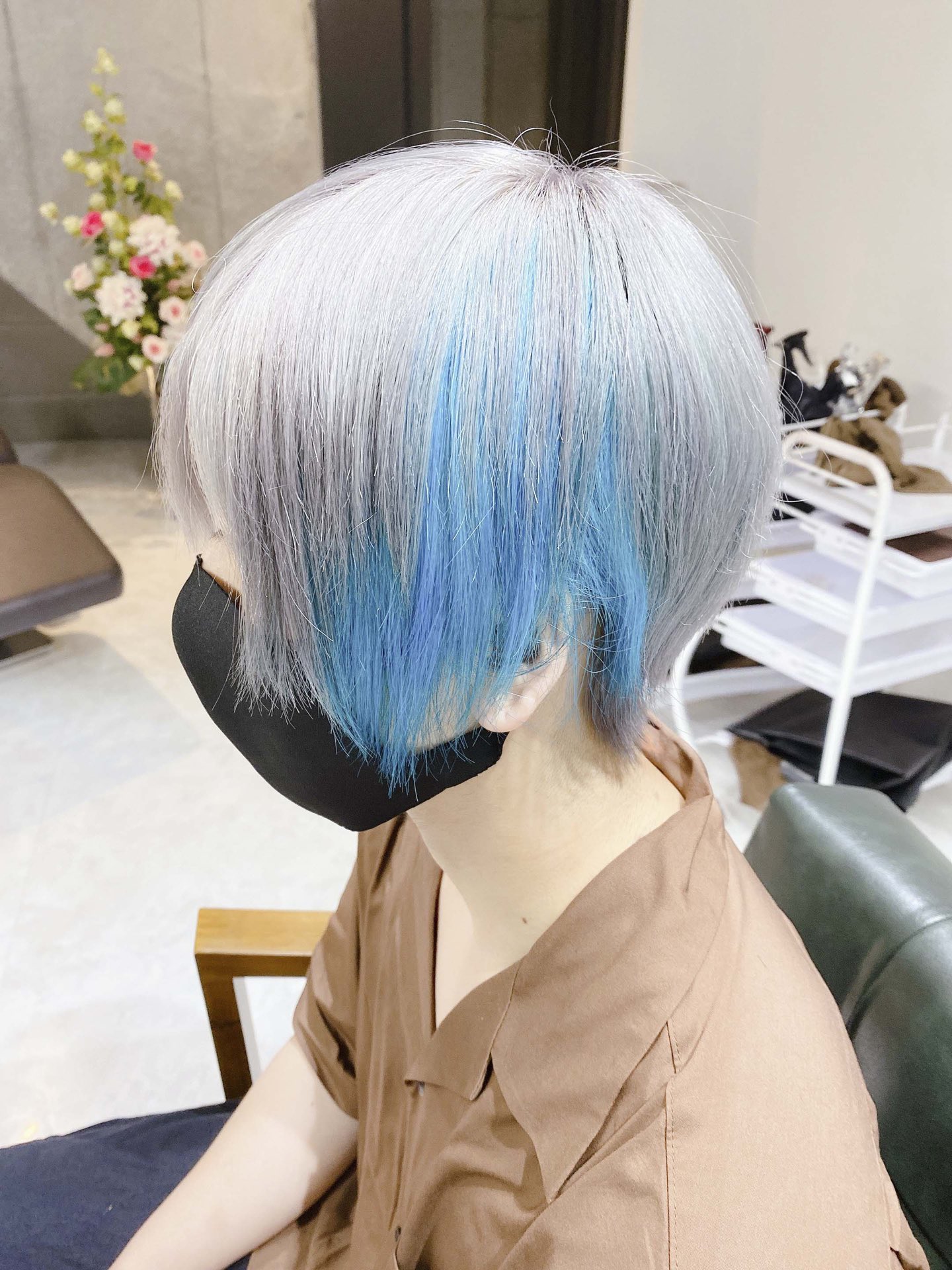 原宿 表参道ブリーチ グラデーション透明感ヘアカラー美容師 中村 清彦 ホワイトグレージュにビビッドブルーのインナーカラー ツーブロックショートヘア 原宿 表参道 美容室 Daysデイズ デザインヘアカラー ヘアスタイル ブリーチカラー 青山 渋谷